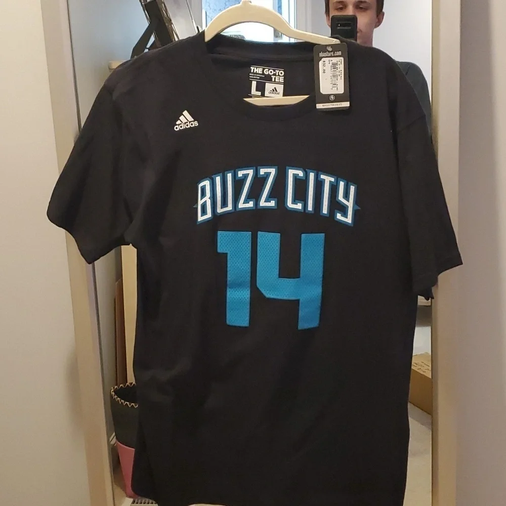 NWT Charlotte Hornets MKG T Shirt Jersey M (#15)